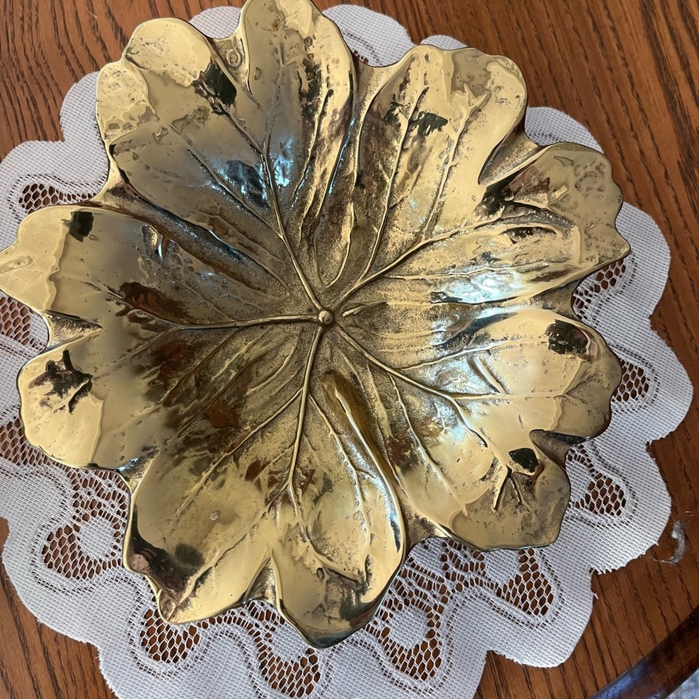 Brass Apple Leaf Bowl - Virginia Metalcrafters - like new condition